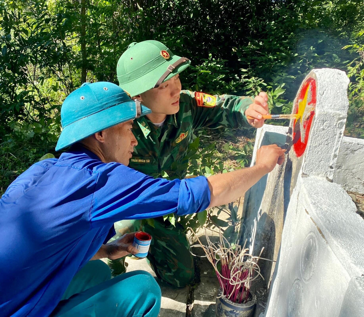 Những hoạt động như hỗ trợ xây dựng nông thôn mới, đô thị văn minh, ra quân vệ sinh môi trường, làm sạch biển, xây dựng đường giao thông nông thôn được triển khai rộng trên toàn địa bàn. Hình ảnh lực lượng "áo xanh" hỗ trợ người dân trong những ngày qua để lại dấu ấn cho người dân.