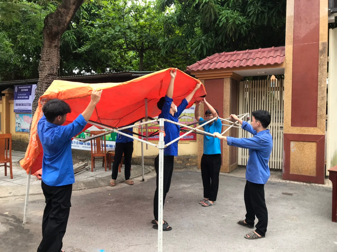 Năm nay, chương trình “Tiếp sức mùa thi” với phương châm thiết thực, hiệu quả, an toàn, phát huy cao tinh thần xung kích, tình nguyện của đoàn viên thanh niên. Từ đó phát huy hiệu quả mô hình “Một đội hình nhiều nhiệm vụ&quot;. Trong ảnh lực lượng thanh niên chuẩn bị công tác hỗ trợ thí sinh.