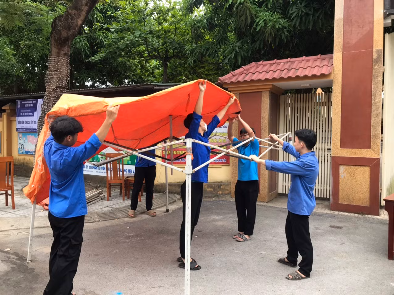 Năm nay, chương trình “Tiếp sức mùa thi” với phương châm thiết thực, hiệu quả, an toàn, phát huy cao tinh thần xung kích, tình nguyện của đoàn viên thanh niên. Từ đó phát huy hiệu quả mô hình “Một đội hình nhiều nhiệm vụ". Trong ảnh lực lượng thanh niên chuẩn bị công tác hỗ trợ thí sinh.
