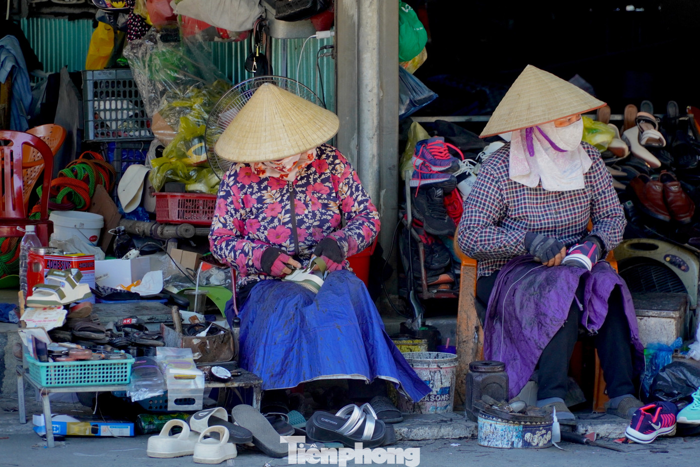 Qua bàn tay khéo léo, những đôi giày, dép cũ bị hư hỏng đều được sửa chữa, làm mới theo ý của khách hàng.