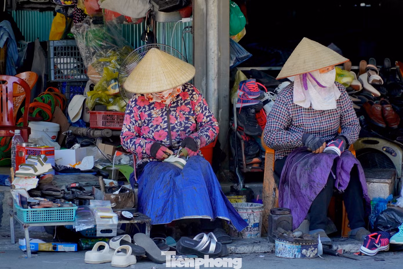 Qua bàn tay khéo léo, những đôi giày, dép cũ bị hư hỏng đều được sửa chữa, làm mới theo ý của khách hàng.