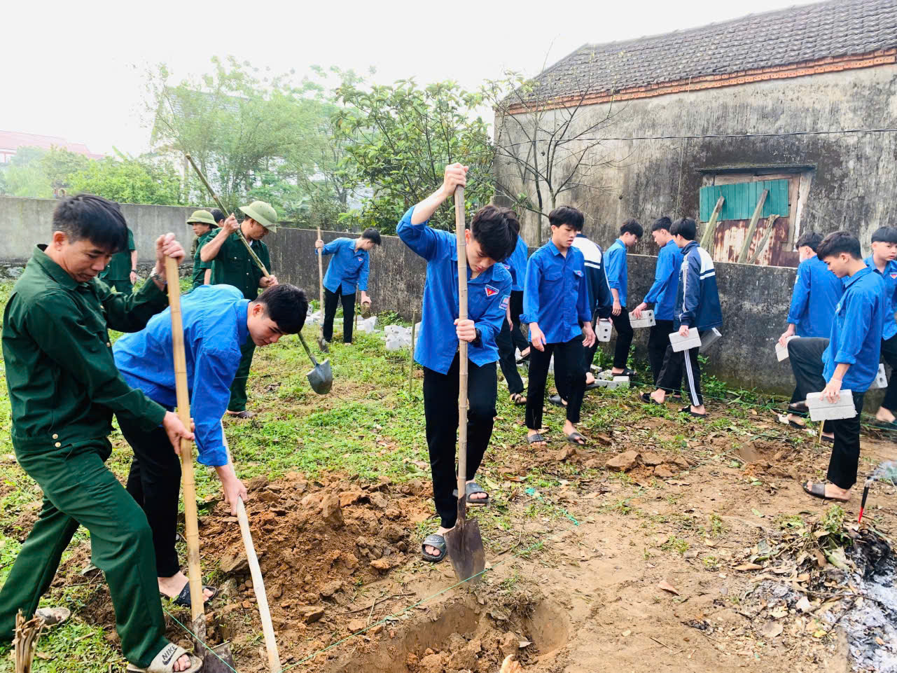 Tuổi trẻ huyện Kỳ Anh hỗ trợ xây dựng nhà ở cho hộ dân trên địa bàn. Hoạt động này được các bạn đoàn viên thanh niên tham gia hỗ trợ nhiệt tình.