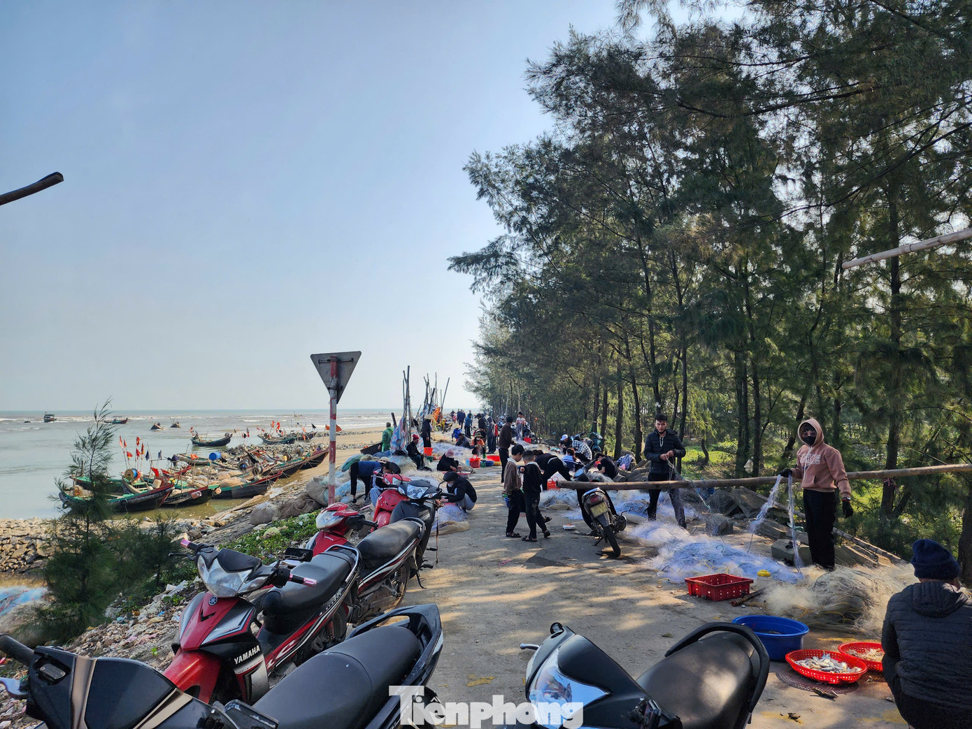 Tại khu vực cửa lạch Đồng Kèn (xã Thịnh Lộc, huyện Thạch Hà, tỉnh Hà Tĩnh) những ngày đầu năm mới trở nên nhộn nhịp khi bà con ngư dân đã ra khơi đánh bắt hải sản, với mong muốn một năm mới khởi đầu gặp nhiều may mắn và cầu mong một mùa đánh bắt bội thu.