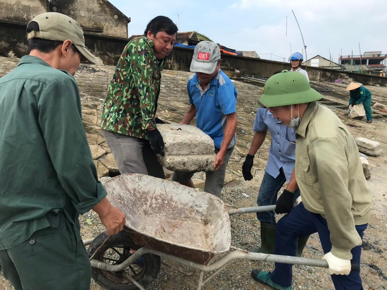 Mỗi người được phân công nhiệm vụ khác nhau để cùng hoàn thành việc khắc phục sự cố hư hỏng tại kè bờ biển.