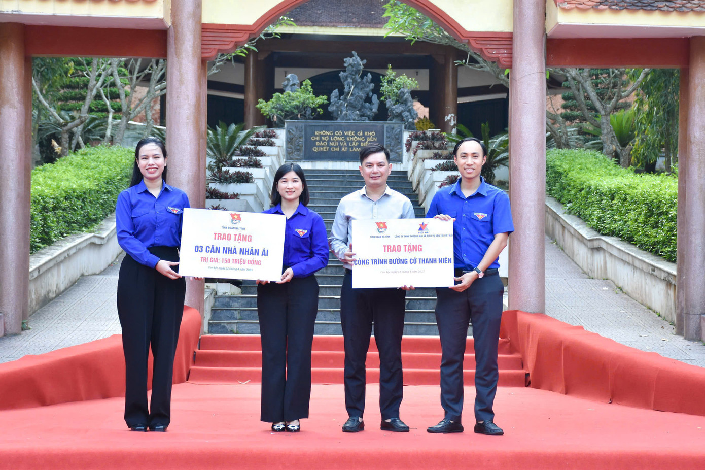 Ban Thường vụ Tỉnh Đoàn trao biểu trưng tặng 3 căn nhà nhân ái và công trình đường cờ thanh niên.