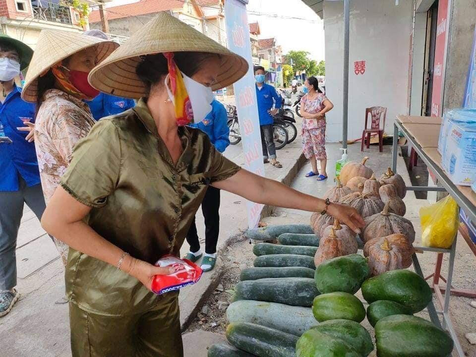 Người dân đến để lựa những thực phẩm tại gian hàng "0 đồng". Người dân đến để lựa những thực phẩm tại gian hàng "0 đồng".