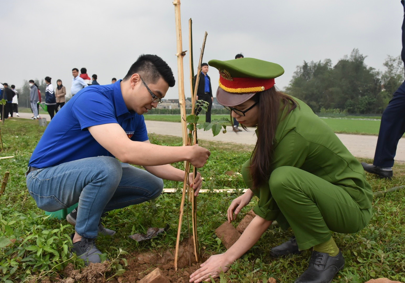 Các cấp bộ Đoàn cùng tổ chức trồng cây xanh bảo vệ môi trường tại các tuyến đường.