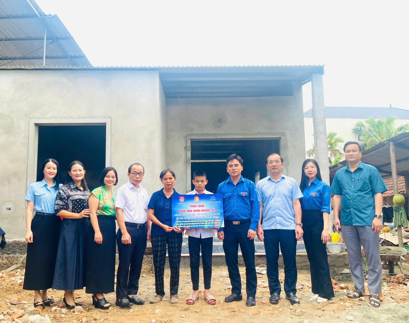 Hỗ trợ gia đình em Phan Trung Kiên - lớp 8G Trường THCS Đại Nài số tiền 20 triệu đồng. Hỗ trợ gia đình em Phan Trung Kiên - lớp 8G Trường THCS Đại Nài số tiền 20 triệu đồng.