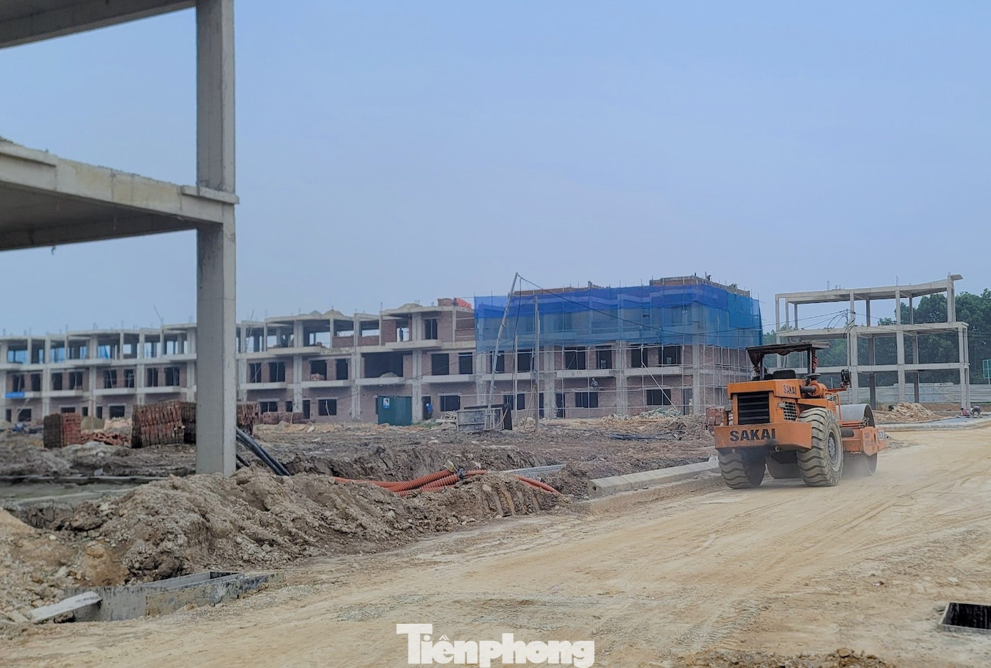 “Chủ đầu tư đã nộp tiền xử phạt hành chính. Còn khi công trình bị đình chỉ, phía chủ đầu tư đã tuân thủ. Việc công nhân vẫn làm ở công trường là họ chỉ vào thu dọn gạch vữa để hoàn thiện một số hạng mục đang dang dở”, ông Pháp nói.