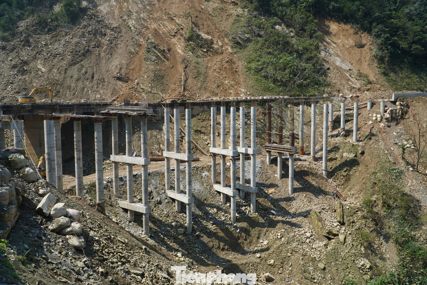 Dự án xây dựng cầu Eo Cô Gái có tổng mức đầu tư hơn 20 tỷ đồng, được thiết kế dài 150 m, rộng 8 m, xây cách vị trí thường sạt lở khoảng 40 m. Địa hình dốc đứng, công trình vắt qua vực sâu giữa hai dãy núi khiến việc thi công gặp nhiều khó khăn.