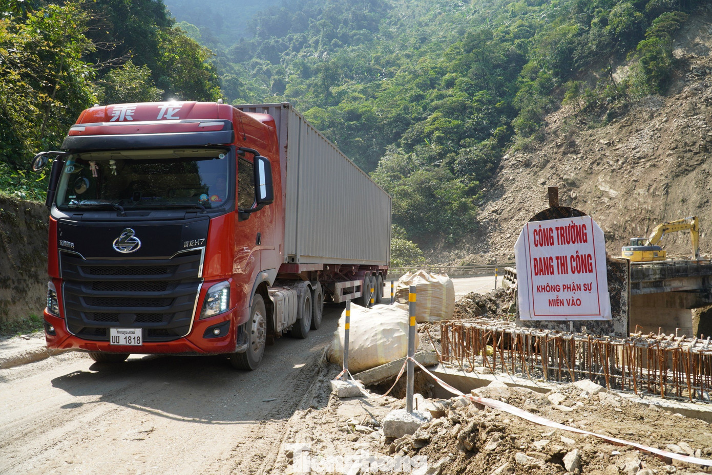 Thời gian qua, khu vực Eo Cô Gái là “điểm đen” thường xuyên xảy ra sạt lở khiến nhiều cánh tài xế khiếp vía mỗi khi điều khiển phương tiện di chuyển qua. Vì thế gói thầu XL11 của dự án xây dựng công trình tại cầu Eo Cô Gái đang được hoàn thiện sẽ góp phần hạn chế tình trạng sạt lở tại cung đường này.
