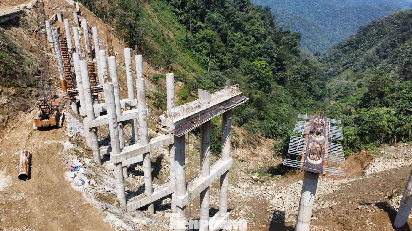 Dự án xây dựng cầu Eo Cô Gái có tổng mức đầu tư hơn 20 tỷ đồng, được thiết kế dài 150 m, rộng 8 m, xây cách vị trí thường sạt lở khoảng 40 m. Địa hình dốc đứng, công trình vắt qua vực sâu giữa hai dãy núi khiến việc thi công gặp nhiều khó khăn.