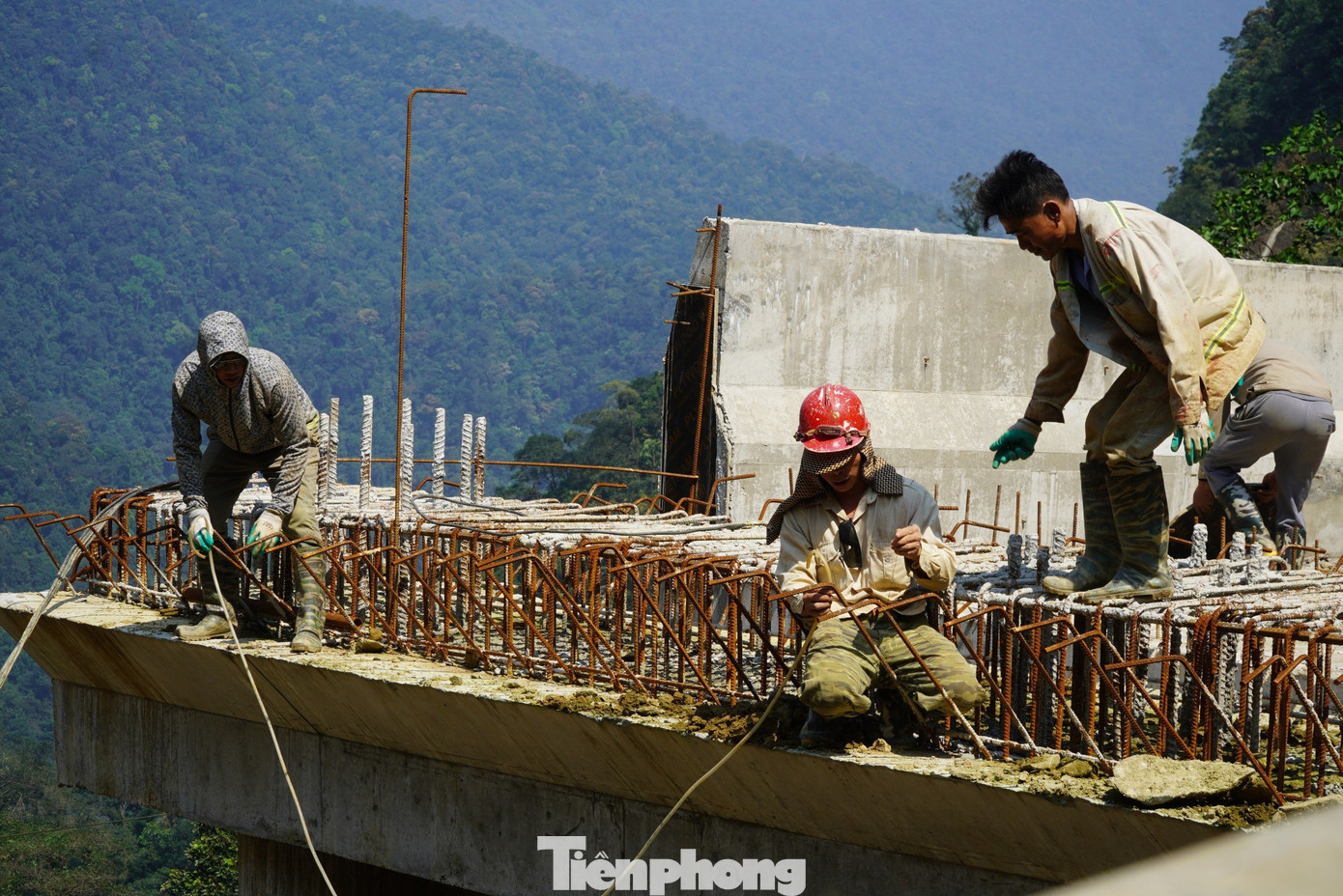 Mỗi ngày có hàng chục công nhân thi công tại công trường.