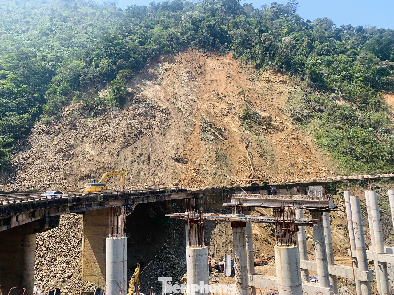 Mỗi lần sạt lở có hàng nghìn khối đất đá, cây cối từ vách núi đổ tràn xuống đường khiến giao thông tê liệt. Trong ảnh vị trí sạt lở liên tục trong thời gian vừa qua.
