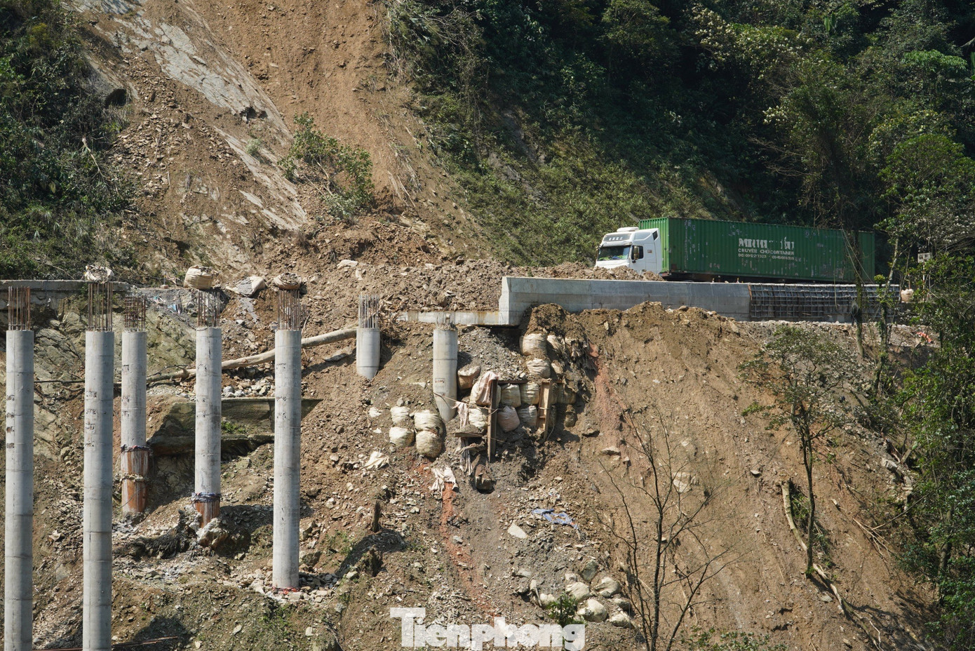 Tại Eo Cô Gái đã có hàng chục lần sạt lở, mỗi đợt sạt lở khiến đường lên cửa khẩu Cầu Treo bị ách tắc. Ngành chức năng phải cấm đường để đảm bảo an toàn giao thông qua tuyến.
