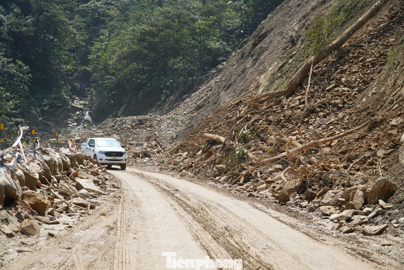 Quốc lộ 8A có chiều dài hơn 85 km, nối từ quốc lộ 1A tại ngã ba Bãi Vọt, thị xã Hồng Lĩnh, đi qua hai huyện Ðức Thọ, Hương Sơn tới Cửa khẩu quốc tế Cầu Treo, Hà Tĩnh và sang nước bạn Lào.