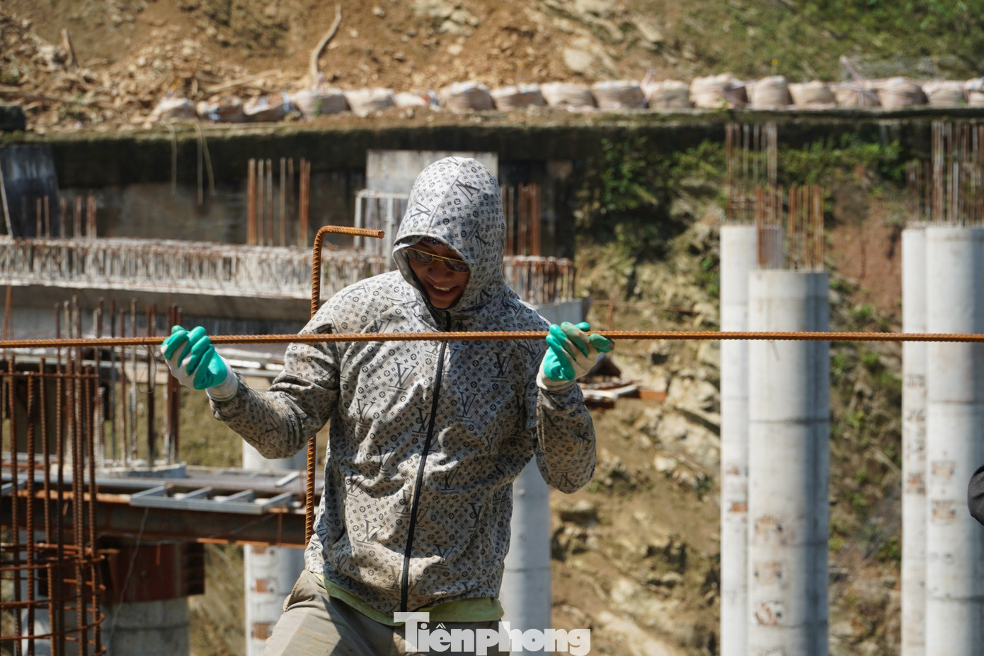 Mỗi ngày có hàng chục công nhân thi công tại công trường.