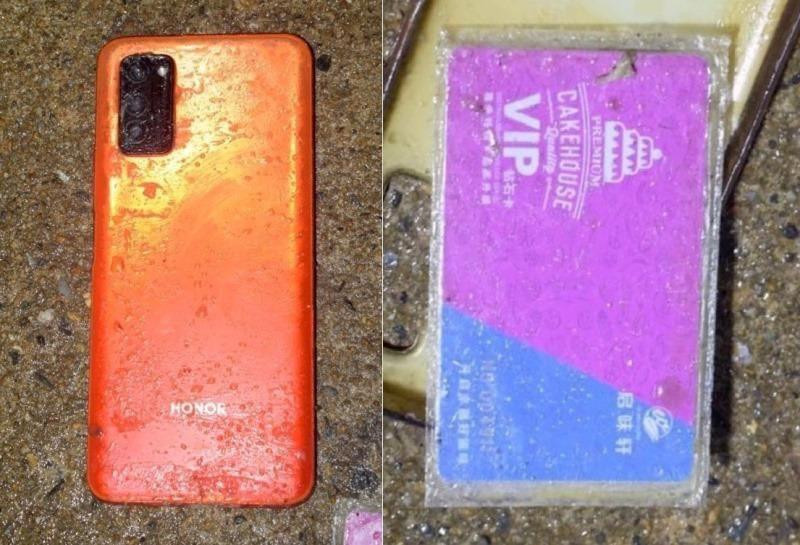 Điện thoại và giấy tờ được phát hiện trong túi quần thi thể. Điện thoại và giấy tờ được phát hiện trong túi quần thi thể.