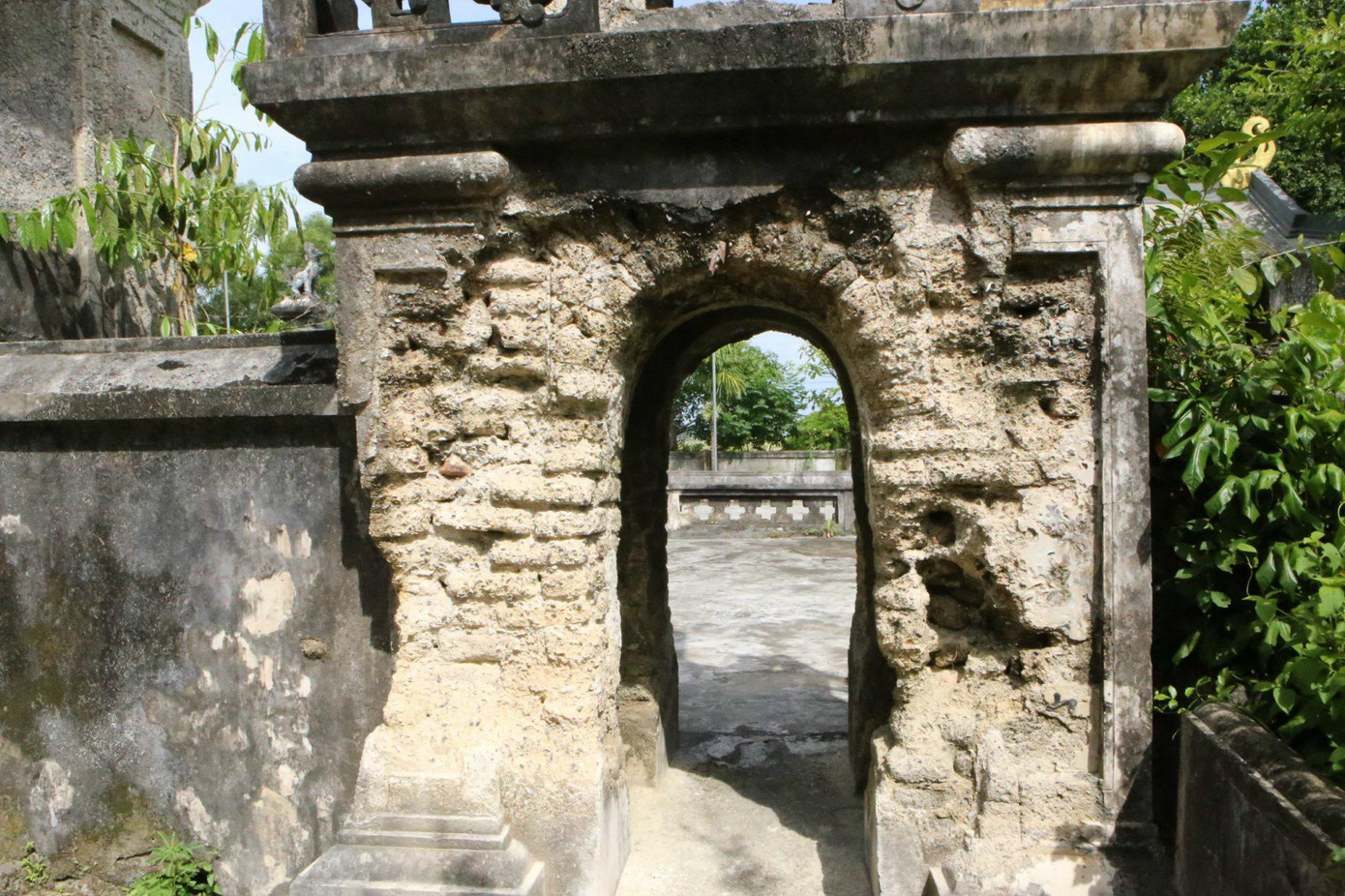 Phần cổng vào đền nay trở nên mục nát.