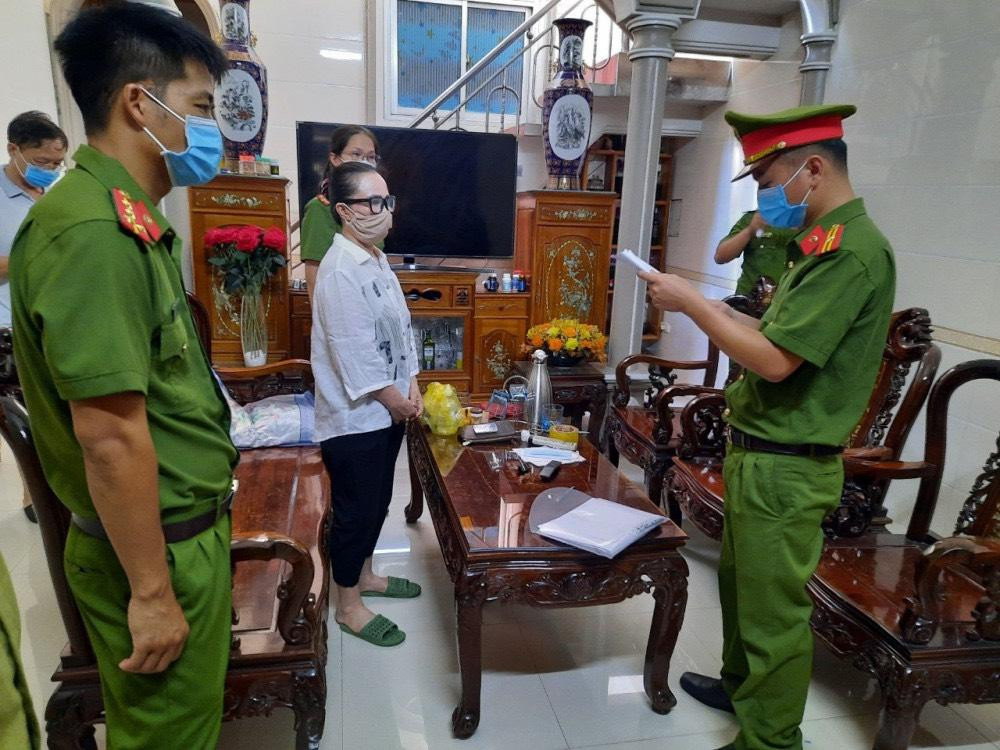 Công an đọc quyết định khởi tố đối tượng Hiền. Công an đọc quyết định khởi tố đối tượng Hiền.