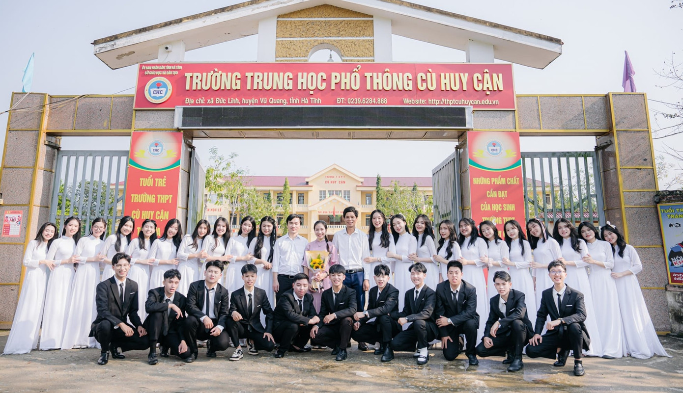 Tập thể lớp 12A1 - Trường THPT Cù Huy Cận (Vũ Quang).