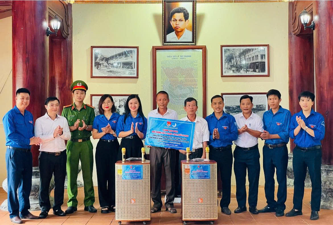 Cũng trong chương trình, cụm các khối đoàn cơ sở đã tặng các công trình thanh niên gồm: máy lọc nước, loa di động cho Khu tưởng niệm anh Lý Tự Trọng và 2 thôn của xã Việt Tiến.