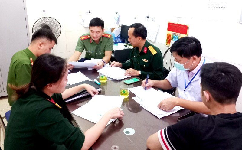 Hà Tĩnh sơ khám tuyển nghĩa vụ quân sự cho các công dân trong độ tuổi nhập ngũ. Ảnh: TPHT.