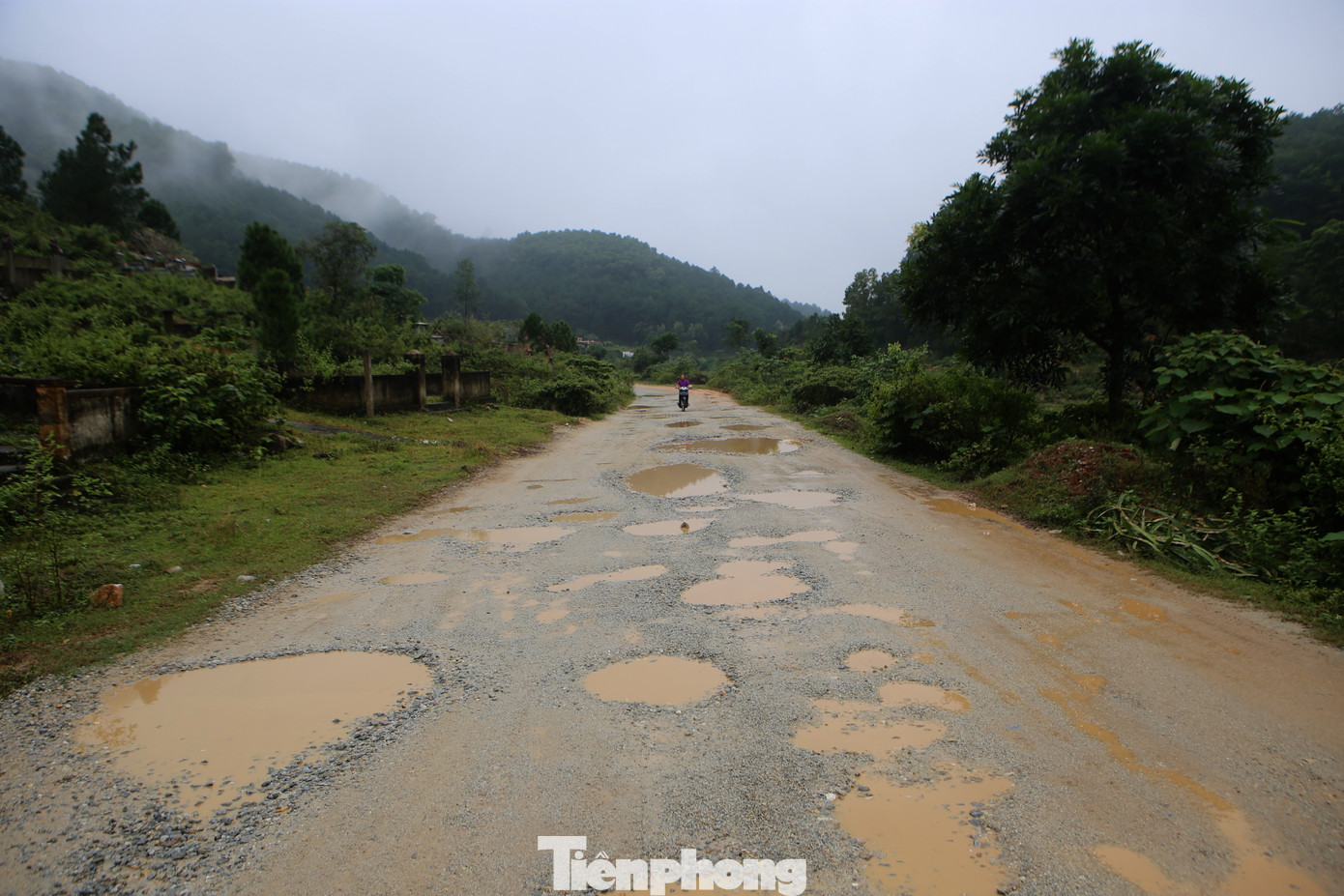Theo lãnh đạo xã Kim Hoa (huyện Hương sơn), địa phương đã nhiều lần kiến nghị cấp trên để sớm có kinh phí để tu sửa lại tuyến đường bị hư hỏng, nhưng đến nay vẫn đang chờ vốn. Trong thời gian qua xã cũng chỉ đạo các mỏ đá phải có biện pháp tưới nước thường xuyên để hạn chế bụi bặm ảnh hưởng đến cuộc sống của người dân hai bên đường.