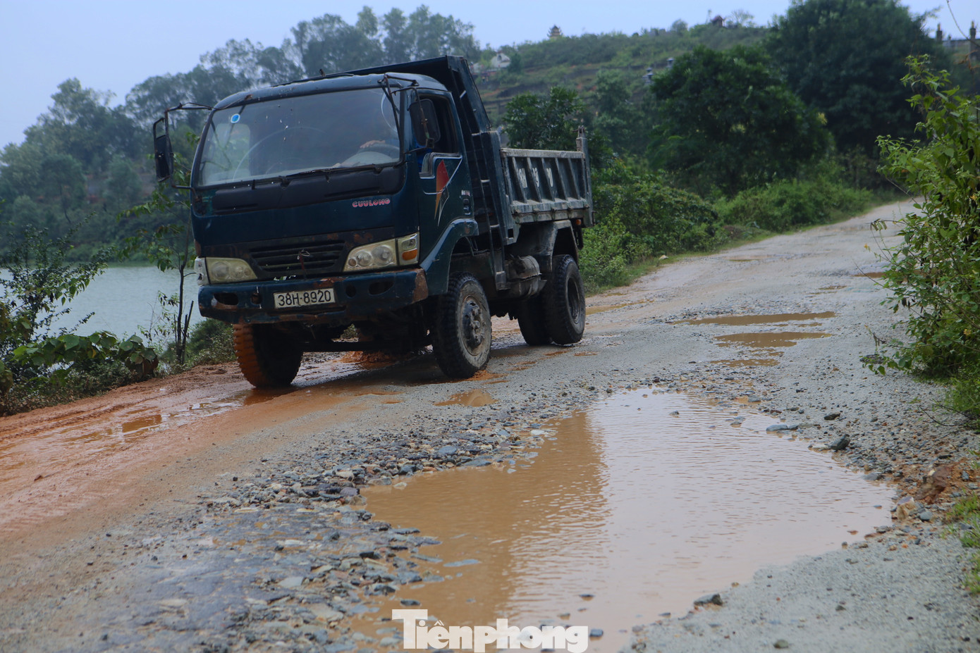 Được biết tuyến đường Bình - Thủy - Mai điểm đầu nối từ quốc lộ 8A (huyện Hương Sơn) đến quốc lộ 281 (xã Đức Lĩnh, huyện Vũ Quang) với chiều dài khoảng hơn 10km. Từ điểm đấu nối từ quốc lộ 8A đã xuất hiện hàng loạt “ổ voi”, tạo thành những vệt lún sâu gần 20cm.