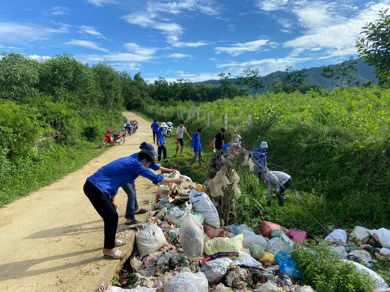 Tổ chức dọn vệ sinh môi trường tại các khu dân cư, các tuyến đường liên xã, trục đường thôn, các tuyến đường tự quản, dọn vệ sinh tại các đài tưởng niệm xã....