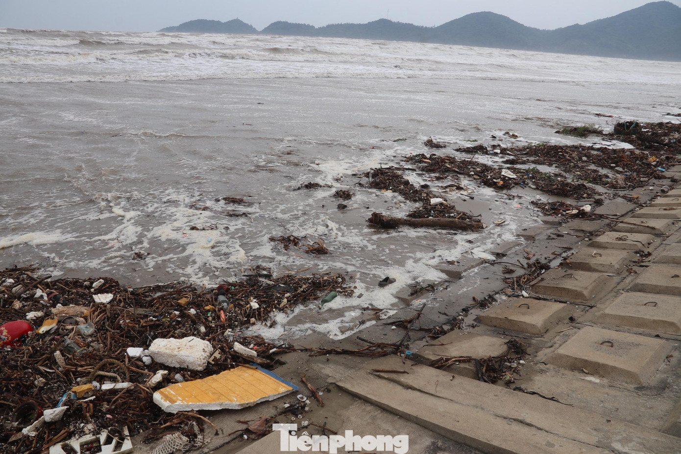 Theo người dân tại đây, hầu như sau mỗi đợt mưa bão rác lại theo sóng lớn dạt vào bờ rất nhiều. Nguyên nhân do khu vực biển này kết nối với hệ thống sông Nghèn nên lượng rác thải bị sóng đánh dạt vào.