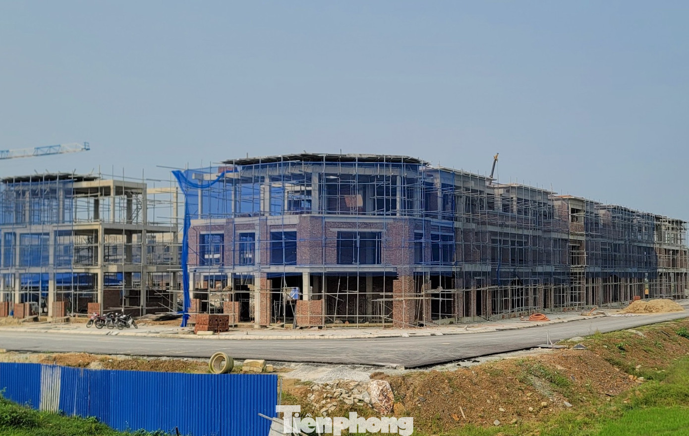 Trao đổi với Tiền Phong, ông Trần Quốc Pháp, Trưởng phòng Kinh tế - Hạ tầng huyện Hương Sơn cho biết, hiện dự án Khu dân cư đô thị Bắc Phố Châu 1 đang bị đình chỉ để chủ đầu tư hoàn thiện các hồ sơ thủ tục pháp lý theo quy định.