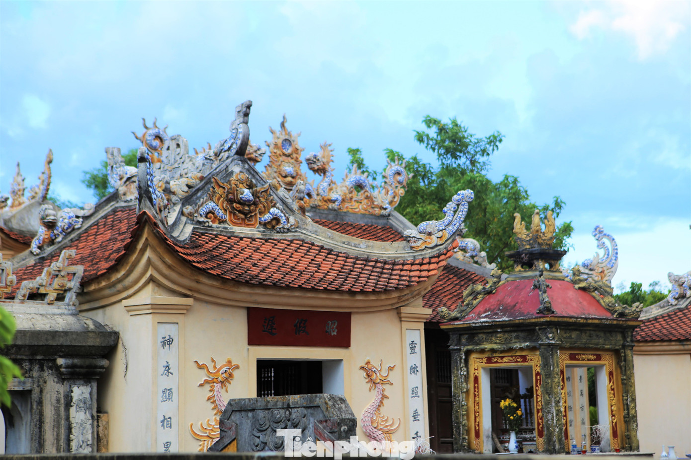 Tòa thượng điện là nơi đặt tượng thờ Lý Nhật Quang cùng một số nhân vật lịch sử. Trong đền có hệ thống bàn thờ hơn 20 chiếc.