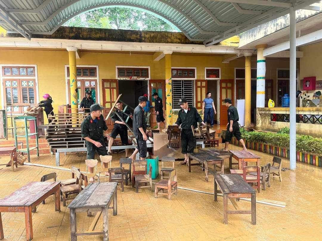 "Sau khi lũ rút, đường đã di chuyển được nên đơn vị đã đến khắc phục dọn bùn tại 3 điểm này. Còn một số địa phương khác vẫn đang ngập sâu do nước lũ rút chậm. Ngoài hơn 200 cán bộ, chiến sĩ có mặt để khắc phục hậu quả lũ lụt tại đây thì đơn vị đang ứng trực 100 quân số để sẵn sàng ra quân giúp dân”, Thượng tá Bằng cho biết.