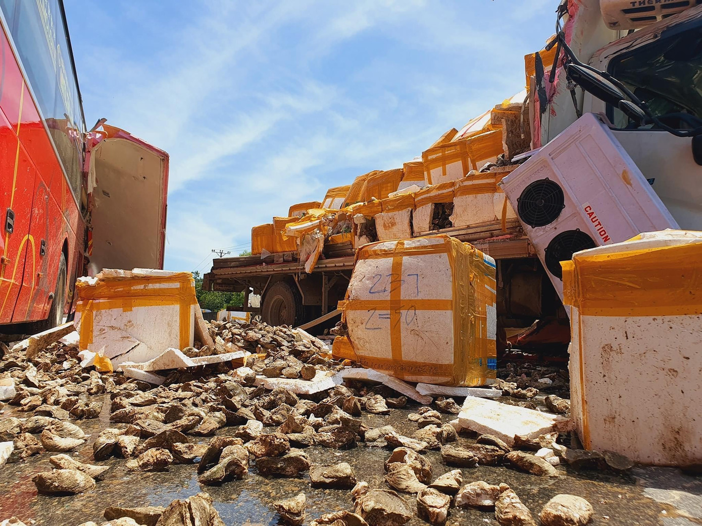 Cú đâm đuôi phía sau khiến nhiều hàng hoá trên xe đổ xuống đường. Cú đâm đuôi phía sau khiến nhiều hàng hoá trên xe đổ xuống đường.