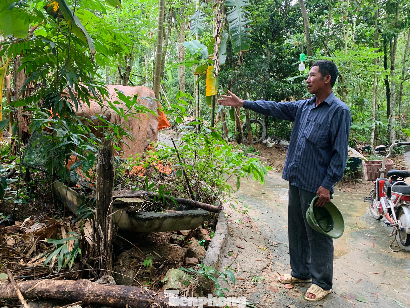 Ông Xất hiến một phần đất của gia đình để xây dựng lại đền Thành Hoàng làng.