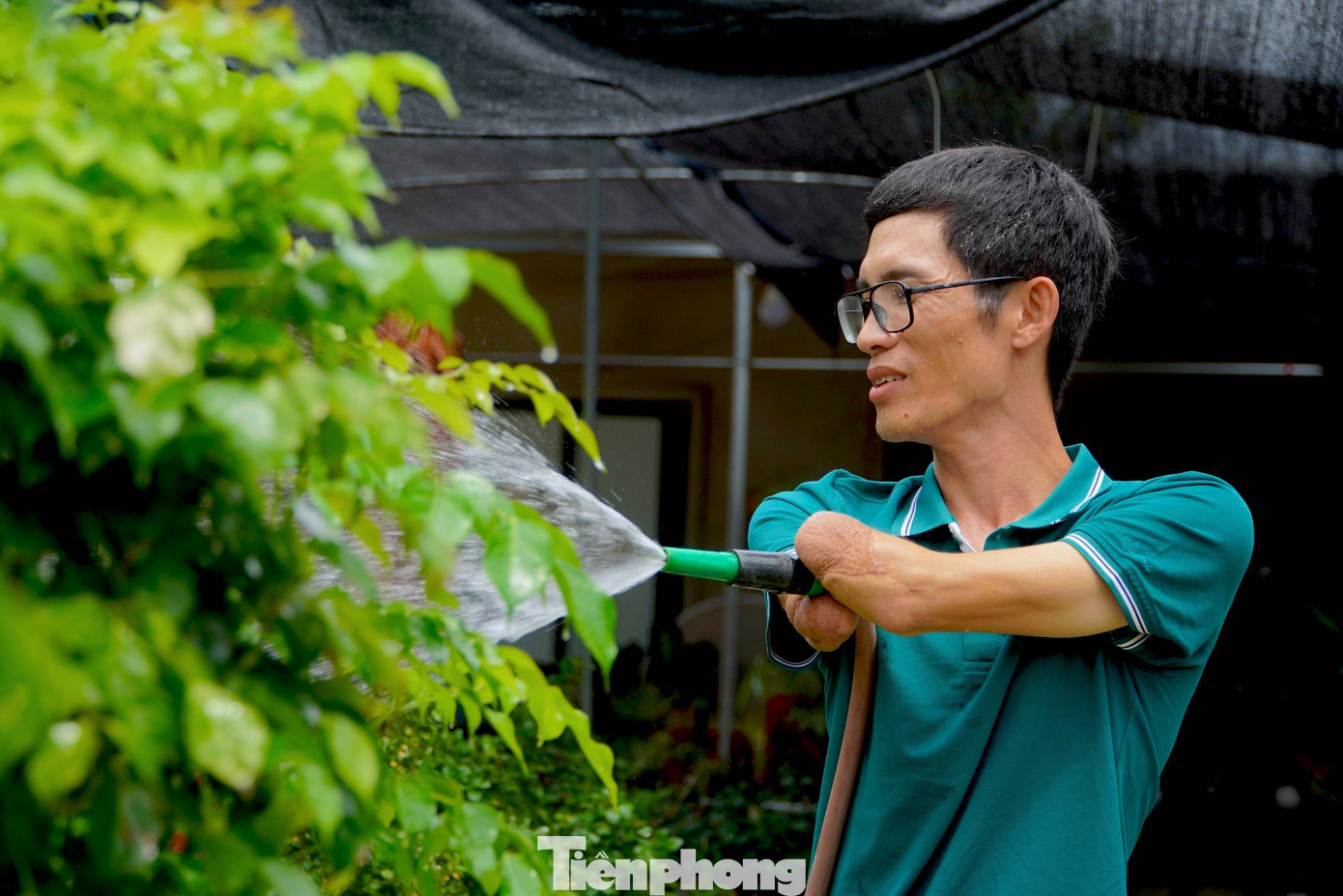 Đến cuối năm 2020, anh Sỹ được Học viện Nông nghiệp Việt Nam giới thiệu sang Nhật Bản làm việc theo chương trình phối hợp của trường này với đối tác. Tuy nhiên, đến cuối tháng 1/2022, trong lúc đang vận hành máy sấy rau củ, anh Sỹ bị tai nạn lao động buộc phải cắt hai cánh tay. Từ đó, cuộc sống của anh trở nên khốn khó.