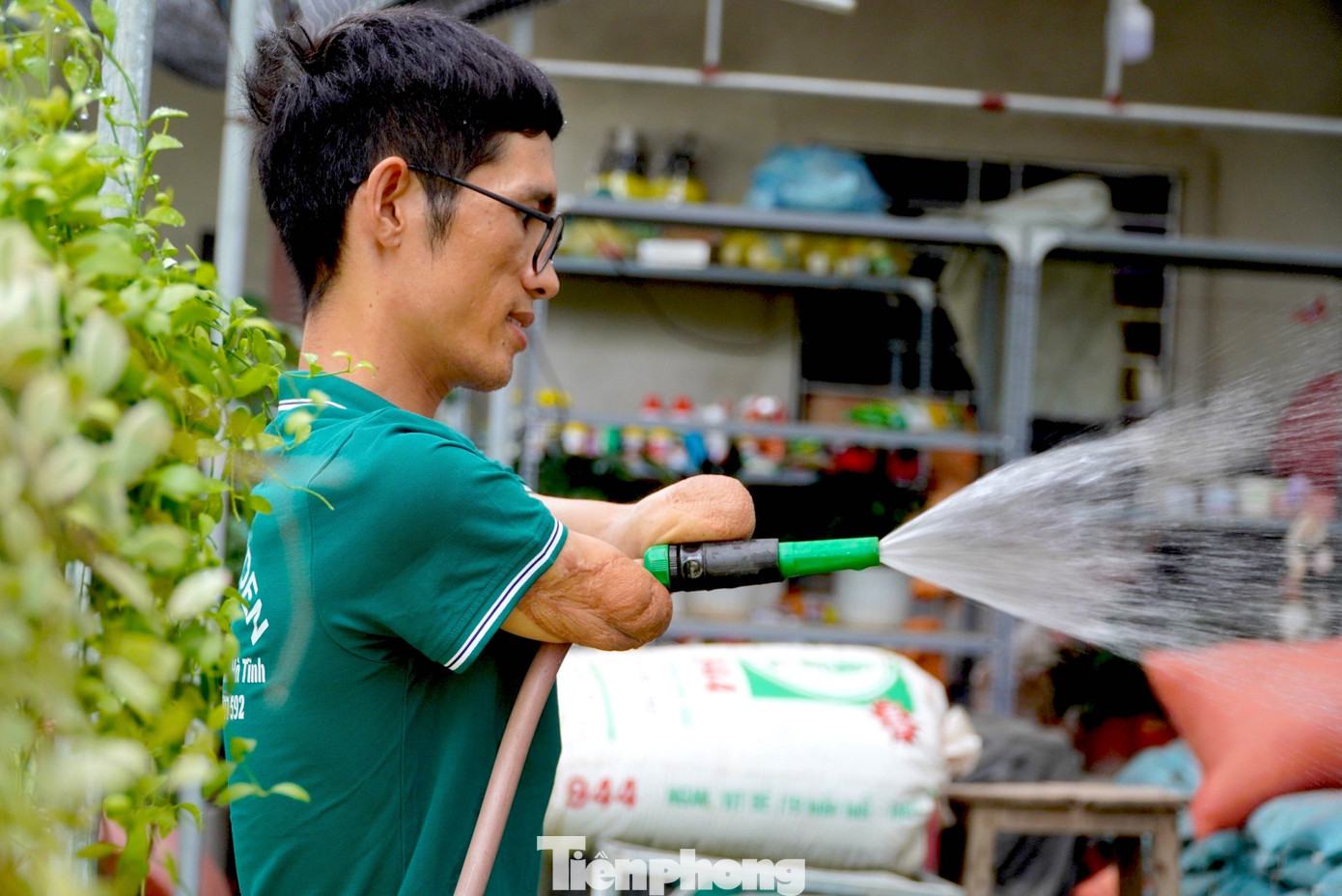 "Tôi rất sẵn lòng giúp đỡ, chia sẻ về công việc với các bạn có cùng hoàn cảnh. Lâu nay, tôi đã quen với việc không có tay, hàng ngày, nhận khách, lên phương án để thực hiện. Còn công việc nặng, có nhân viên cùng hỗ trợ", anh Sỹ chia sẻ.