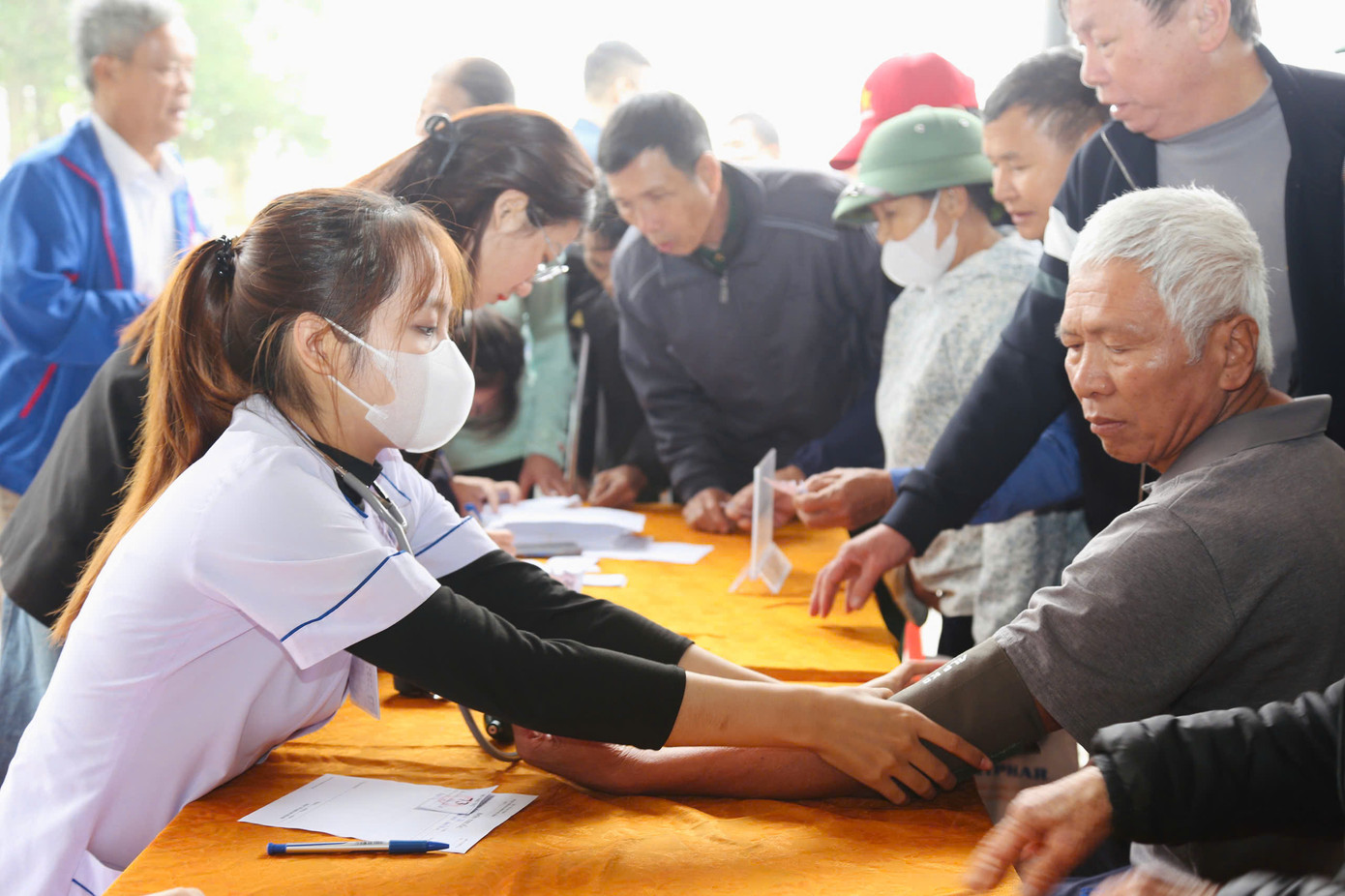 Các bác sĩ, y sĩ, điều dưỡng tiến hành kiểm tra huyết áp, tim mạch, xương khớp và tư vấn sức khoẻ cho cựu thanh niên xung phong và người dân.