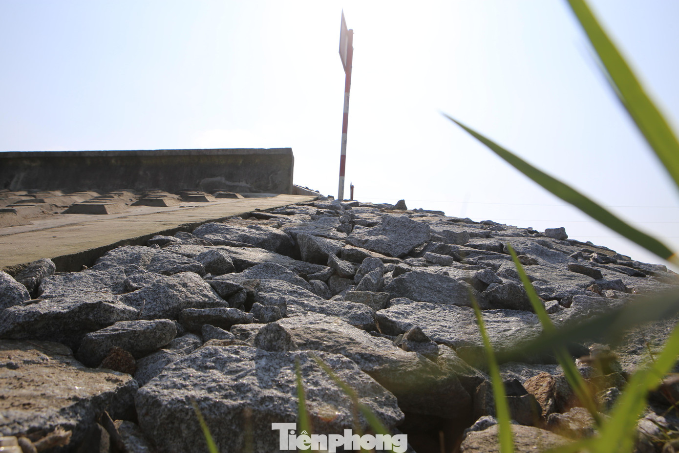 “Dân mong sớm triển khai để mỗi dịp mùa mưa, bão đến không lo khi có đê biển bảo vệ. Hiện tại dọc này mới làm được khoảng hơn 3km. Nguyên nhân dừng triển khai chúng tôi không rõ, nhưng dân cũng mong sớm triển khai để tuyến đê này có thể chạy thông qua các xã khác, phục vụ đi lại, giao thương buôn bán”, ông Thuận (trú xã Cương Gián, huyện Nghi Xuân) cho biết. Ông Hoàng Văn Hà - Chủ tịch UBND xã Cương Gián, cho biết, công trình đê biển bàn giao cho địa phương quản lý khoảng 1 năm nay. Công trình rất thiết yếu, phục vụ nhu cầu giao thông, sinh hoạt, phát triển kinh tế, đảm bảo an toàn trong mùa mưa bão. Hiện giai đoạn 1 đã làm xong, còn đoạn nối từ thôn Song Nam đến xã Cổ Đạm vẫn chưa triển khai. Nguyên nhân ngừng triển khai địa phương không nắm rõ.