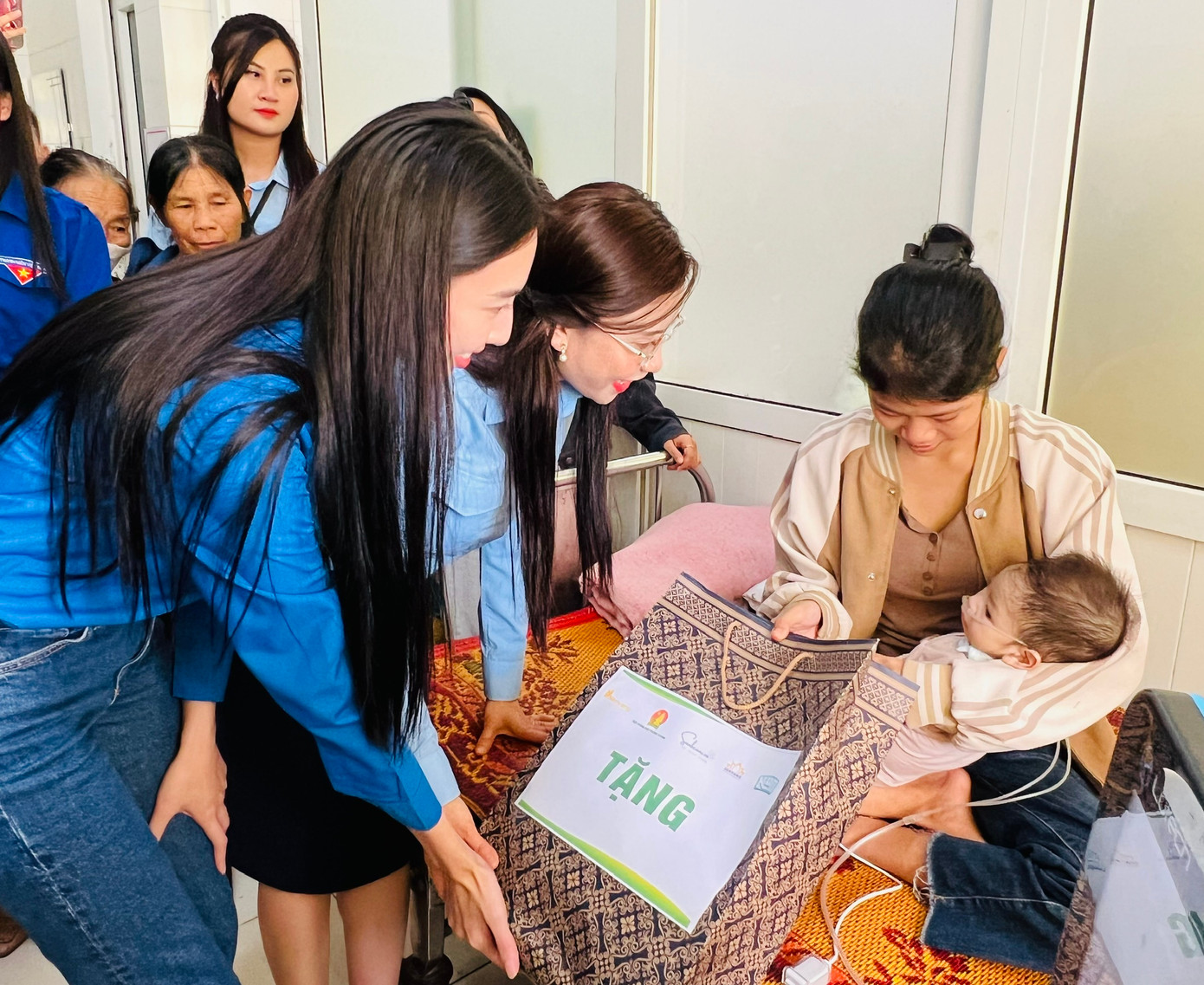 Chị Nguyễn Phạm Duy Trang - Bí thư T.Ư Đoàn cùng Hoa hậu Nguyễn Thúc Thùy Tiên trao tặng quà cho các em nhỏ. Chị Nguyễn Phạm Duy Trang - Bí thư T.Ư Đoàn cùng Hoa hậu Nguyễn Thúc Thùy Tiên trao tặng quà cho các em nhỏ.