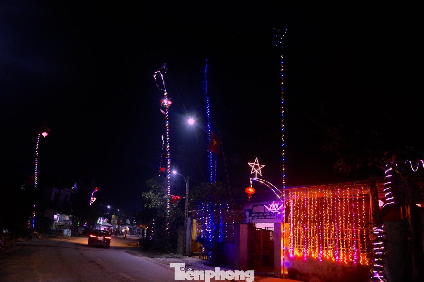 Cây nêu được làm bằng cây tre vì tre có đốt, theo quan niệm dân gian là bậc thang đi về của thần linh, mang sinh khí của trời chuyển xuống mặt đất giúp mặt đất phì nhiêu, hội tụ sinh khí giúp mùa màng tốt tươi. Ngoài cây nêu bằng tre, người dân còn làm cây nêu bằng sắt, trang trí thêm đèn nháy, đèn led.