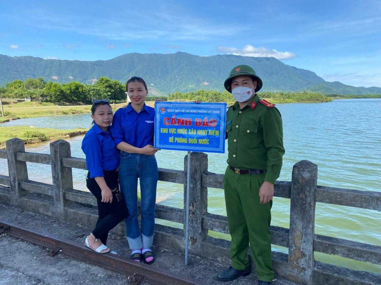 Đoàn xã phường Kỳ Trinh lắp đặt biển cảnh báo khu vực nước sâu phòng chống đuối nước.