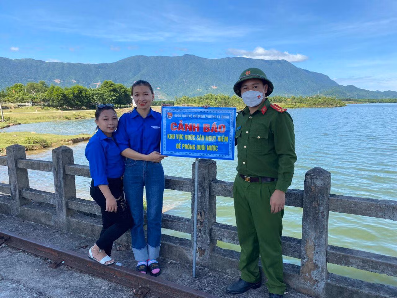 Đoàn xã phường Kỳ Trinh lắp đặt biển cảnh báo khu vực nước sâu phòng chống đuối nước.