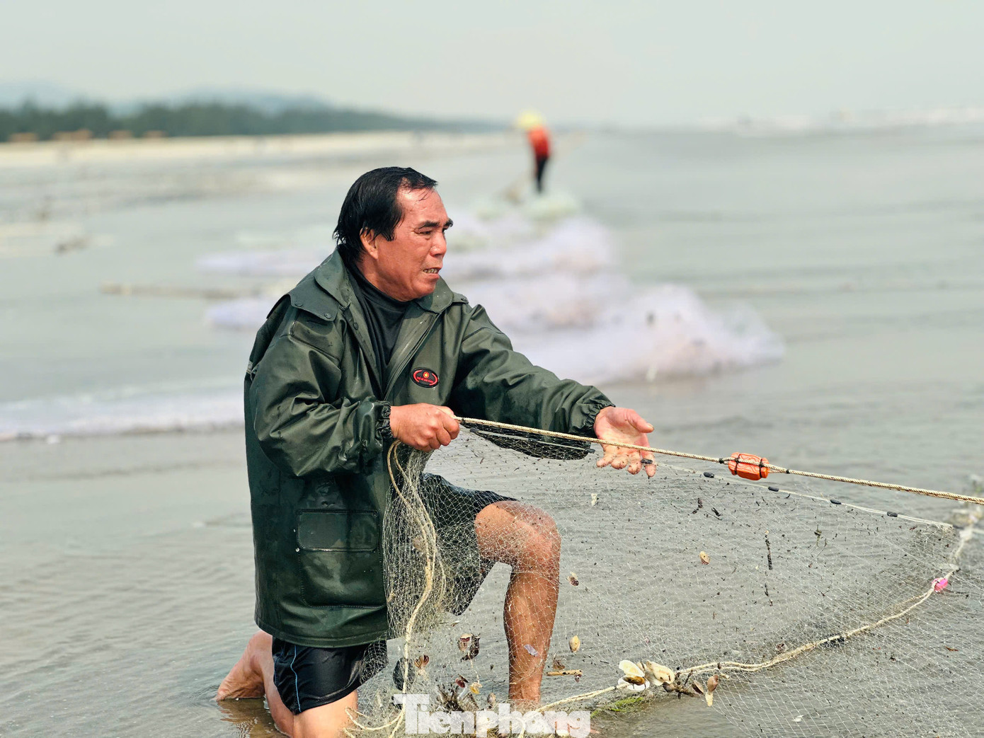 Mỗi mẻ lưới từ lúc thả cho đến khi kéo lên bờ phải mất khoảng hơn 2 giờ đồng hồ, tùy con nước, mùa mẻ cho năng suất khác nhau. Có những lúc chỉ được vài kg cá, nhưng có những thời điểm trúng đậm cả tấn cá.