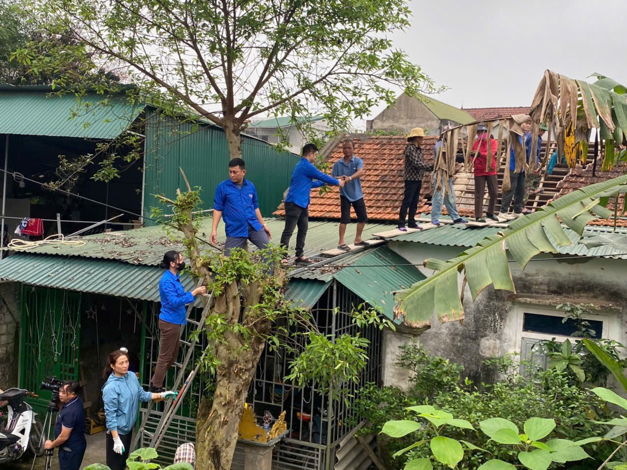 Với quyết tâm cao, nỗ lực lớn, lực lượng đoàn viên thanh niên Hà Tĩnh đã đóng góp kinh phí, ngày công lao động để chung tay xóa nhà tạm, nhà dột nát cho các gia đình có hoàn cảnh khó khăn.