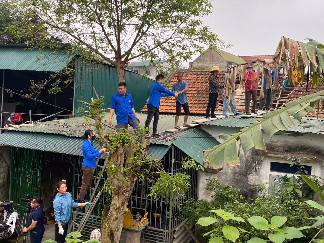 Với quyết tâm cao, nỗ lực lớn, lực lượng đoàn viên thanh niên Hà Tĩnh đã đóng góp kinh phí, ngày công lao động để chung tay xóa nhà tạm, nhà dột nát cho các gia đình có hoàn cảnh khó khăn.