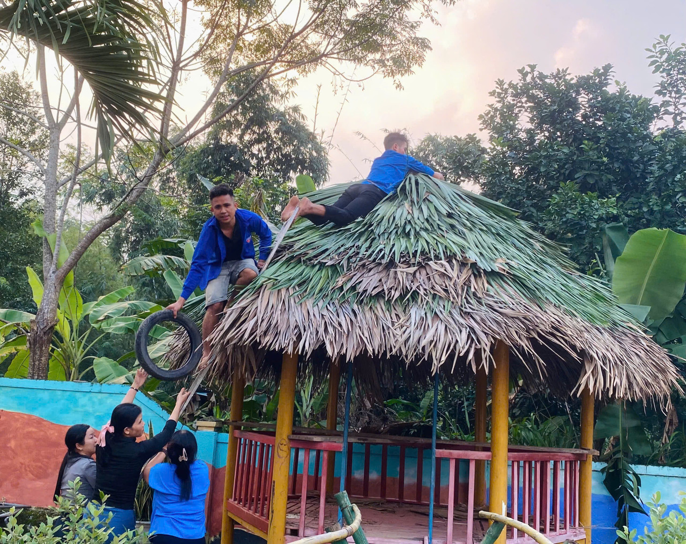 Các đoàn viên thanh niên huyện Hương Khê hỗ trợ điểm trường mầm non chỉnh trang khuôn viên, dụng cụ học tập.