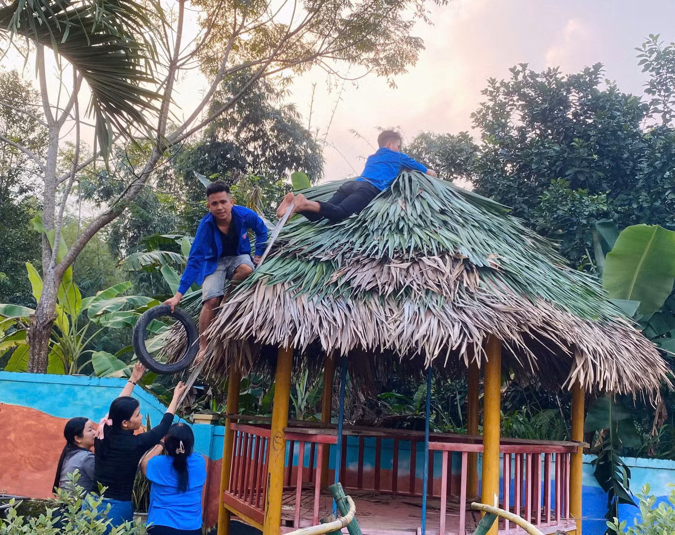 Các đoàn viên thanh niên huyện Hương Khê hỗ trợ điểm trường mầm non chỉnh trang khuôn viên, dụng cụ học tập.