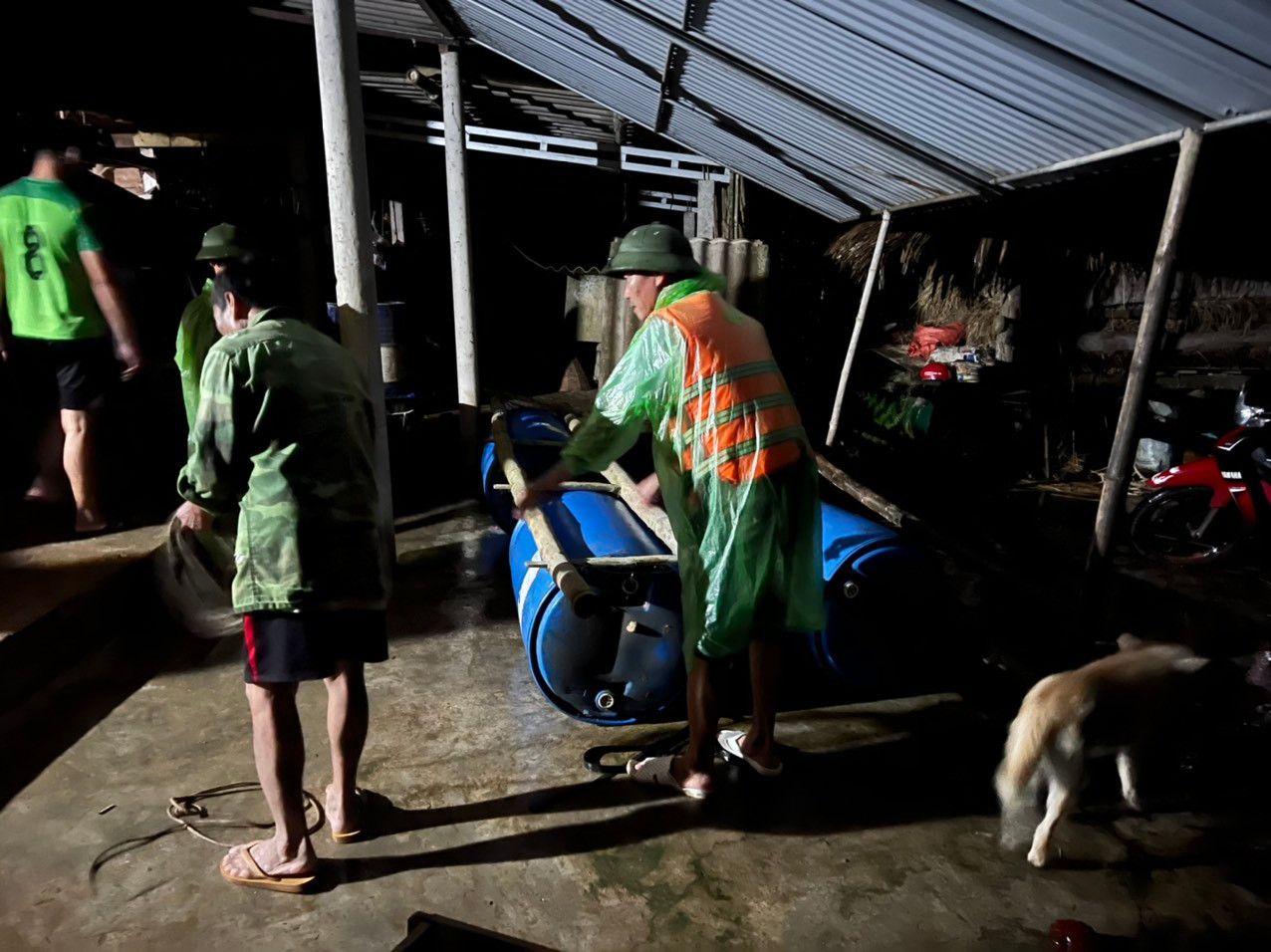 Lực lượng công an hỗ trợ người dân di dời tài sản trong đêm.